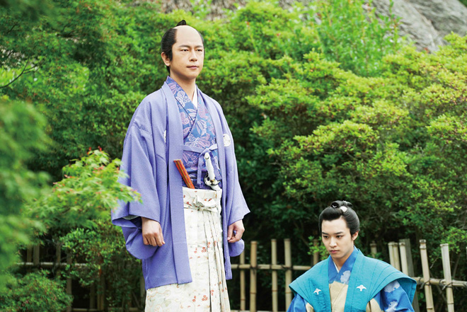 及川さんが演じた松平直矩（左）