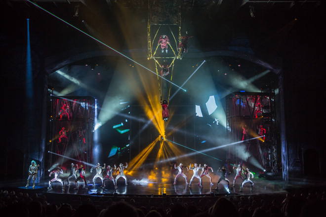 ステージ上だけでなく、柱や天井にもパフォーマーが！／Courtesy of Cirque du Soleil