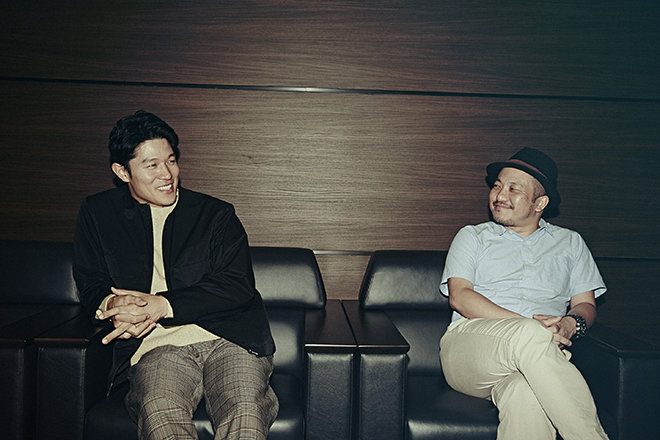 鈴木亮平さん（左）と白石和彌監督
