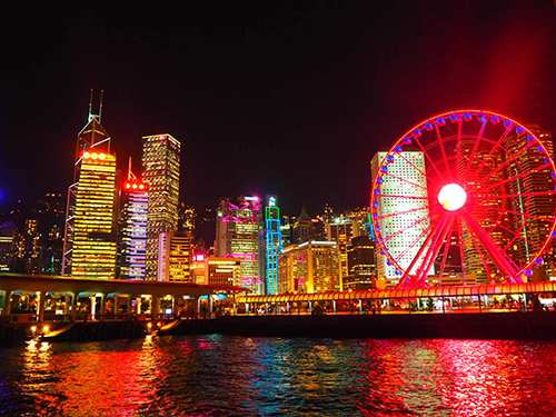 香港の夜景はいつもド派手で資本主義の匂いがする。好きだ…