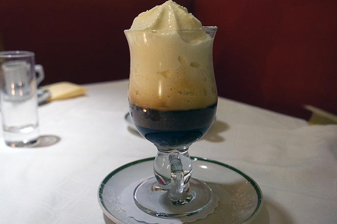 ウィンナーコーヒー。ガラスの器に入っているが温かいコーヒー。生クリームが多く見えるが甘さは控えめ