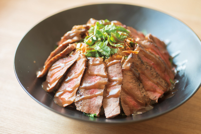 特製ソースで味つけされた上質な国産牛ステーキ丼は一度食べたら忘れられないおいしさ。