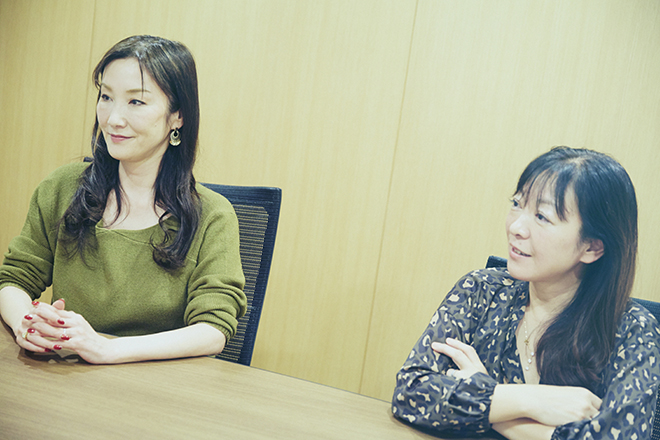（左から）川崎貴子さん、江村林香さん