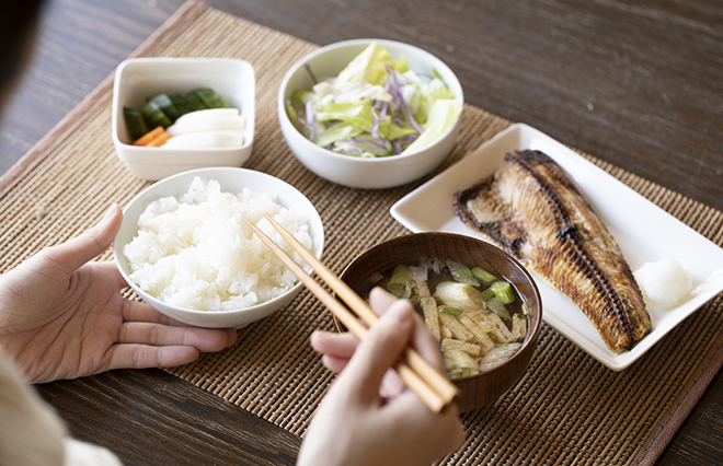 ごはん丸飲みはNG！ 魚の骨がのどに刺さったときの対処法【耳鼻咽喉科専門医が教える】