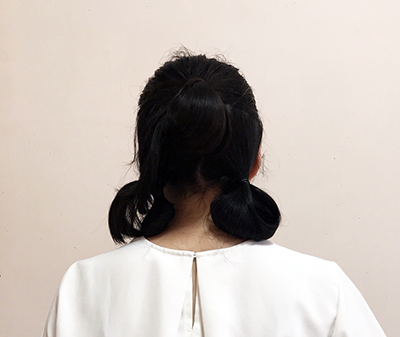 ハーフアップした髪をお団子にしてから、残りの後ろ髪を2つに分けてヘアゴムで束ねる。お団子にするのもよいでしょう。
