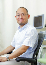中山久德先生 <プロフィール>国立山形大学医学部卒業後、東京大学医学部アレルギーリウマチ内科に入局。2012年4月、世田谷区砧にて『そしがや大蔵クリニック』を開院。リウマチ内科医として、関節リウマチ・膠原病・骨粗鬆症の診療に従事。全身疾患の臨床経験を生かし身体の全般についても診察。テレビ、雑誌などでも活躍。