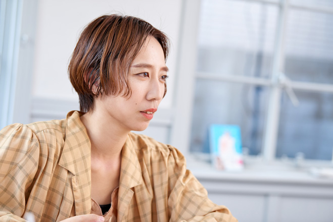 スイスイさん。写真の包帯は、取材前、調理中に指を切ってしまったとのこと。
