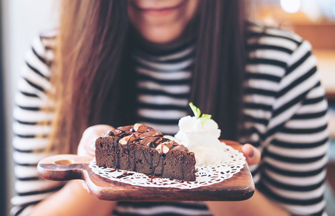 食欲の秋、つい食べすぎてしまう…食べすぎを抑えるツボ3つ【鍼灸師が教える】