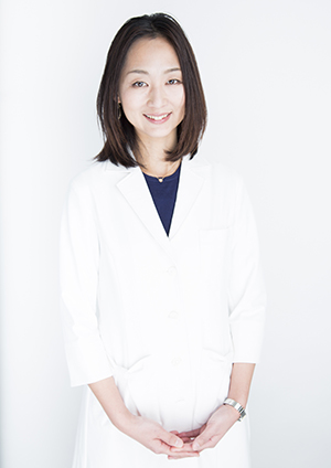 巷岡彩子先生。 女性医学学会 専門医 生殖医療専門医。 都内の大学病院やクリニックでの勤務を経て、現在、不妊治療専門の産婦人科クリニックにて勤務。ママドクターとして育児や家事と仕事を両立しながら活躍中。女医+(じょいぷらす)所属。