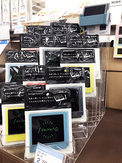 在宅勤務のグッズとして人気の電子メモパッド『ブギーボード』（キングジム）。