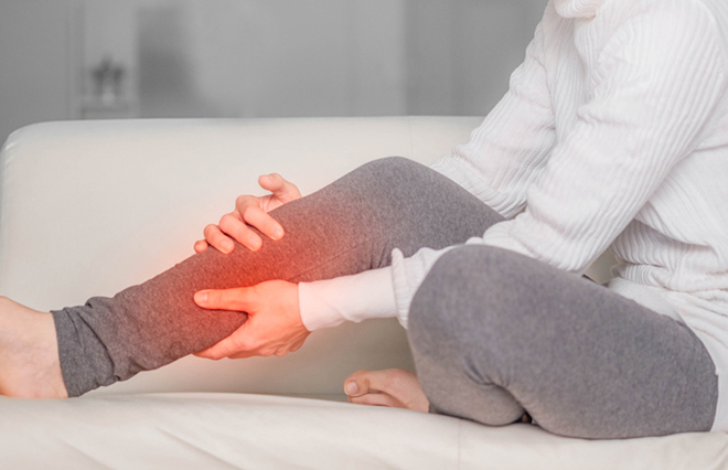 冷えた晩は足がつりやすい？　予防ツボ3つとストレッチととっさのケア【鍼灸師が教える】