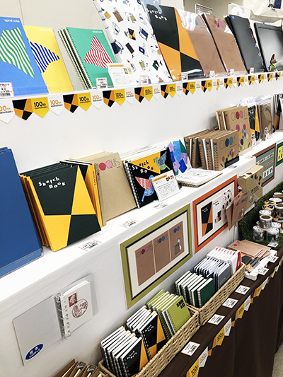 さまざまなサイズの商品がずらり。マルマンのブース。