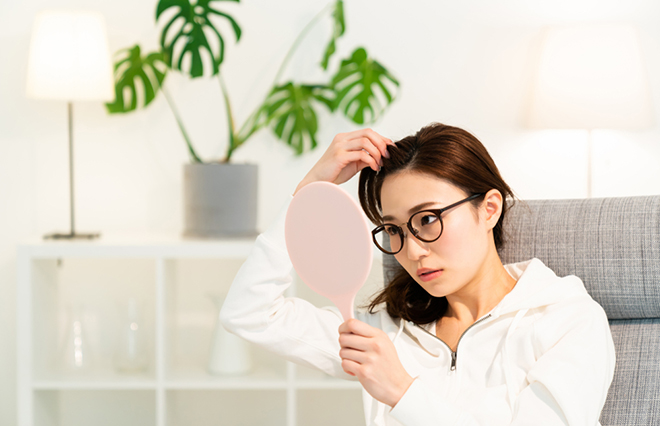 白髪はおしゃれカラーで染まる？ リタッチのコツは？【美髪プロに聞く】