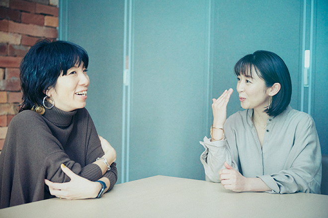 マネージャーの田島さんと話す酒井美紀さん（右）