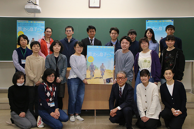イベントに参加した都立西高校の生徒と保護者