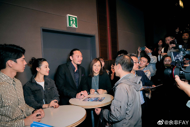東京国際映画祭で通訳する湯櫻さん（左から4番目）＝本人提供