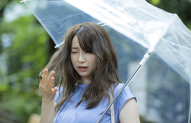梅雨どきの髪はぼさぼさ！ カギは朝晩のダメージケアとスタイリング【美髪プロが教える】