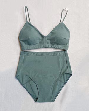 Organic Cotton ブラ for RESET(ユーカリ)6,050円、Organic Cotton ECO サニタリーショーツ for RESET 5,390円/エミリーウィーク(ベイクルーズ)