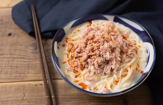 魚肉ソーセージをおろすなんて！新感覚の「おろしギョニソの坦々そうめん」