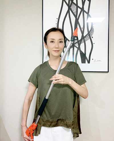 コロナを機に庭いじりをはじめ、とうとう高枝切り鋏を買ってしまった女社長。