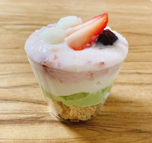 甘酒ヨーグルトの春色白玉パフェ