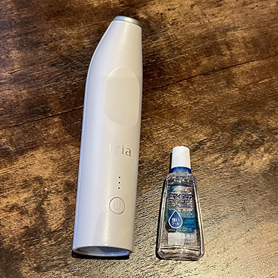 購入した脱毛器。大きさ比較のために隣に目薬を置きました。