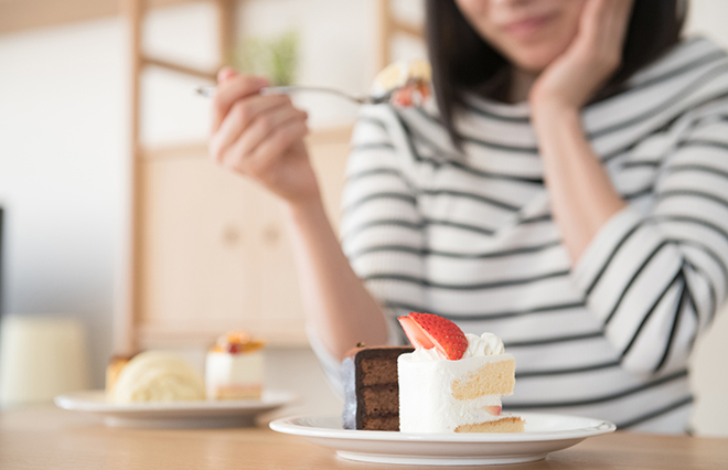 食べすぎや緊張感で胃が重苦しい、もたれるときに押したいツボ3つ【鍼灸師が教える】