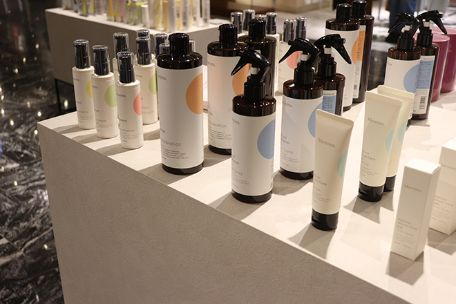初の店舗展開となる介護ケアプロダクツ「Mesoins(メソワン)」。ナチュラルな原材料にこだわり、なめらかなテクスチャーのトリートメントオイル(4,950円〜)や優しい香りの入浴剤(6,380円)、口内環境を整えるオーラルジェル(2,750円)・スプレー(2,750円)、アロマの消臭スプレー(4,400円)などを展開