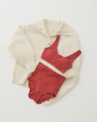 Organic Cotton ベリーウォーマー ナイトショーツ3,520円、Vカットナイトブラ6,600円（ともに税込）／エミリーウィーク