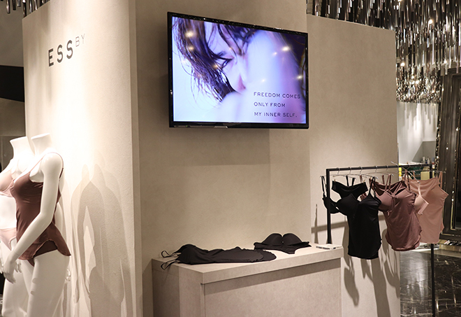 長谷川京子さんプロデュースのランジェリーブランド「ESS by（エスバイ）」の新商品「Curving Line Bra Camisole」（各9,790円）や定番ブラ&ショーツもラインナップ。