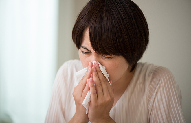 くしゃみ、わきの圧迫…鼻づまりを軽減する方法は？【専門医に聞く】