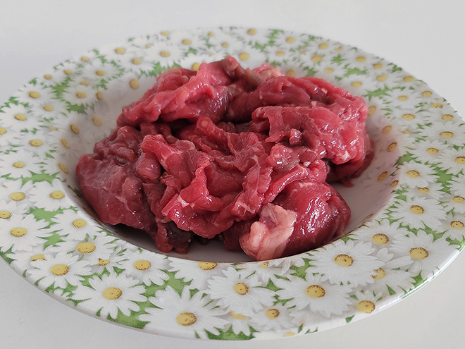 脂質が少ない牛もも肉。簡単に調理ができてかたくならないのは、しゃぶしゃぶ用の薄切り。