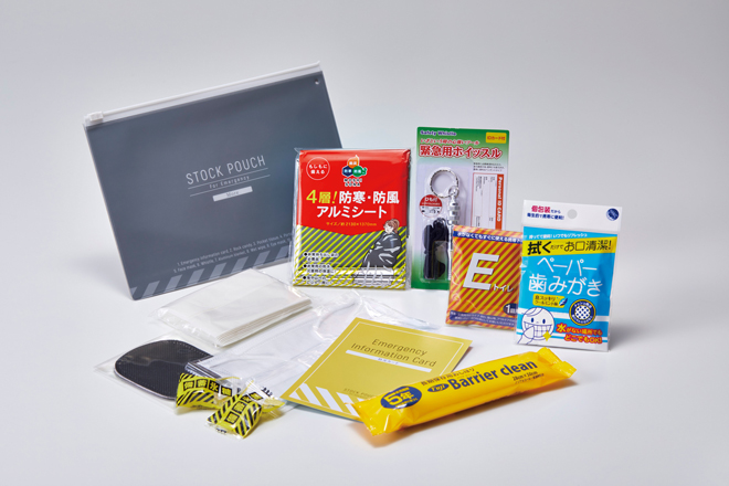 「災害常備ポーチ More」セット内容:防災カード、備蓄氷糖(2個)、ポケットティッシュ、非常用簡易トイレ(汚物収納袋+抗菌性凝固剤)、マスク、ホイッスル、アルミブランケット、アイマスク、大判おしぼり(からだ拭き)、歯磨きシート(5包入)