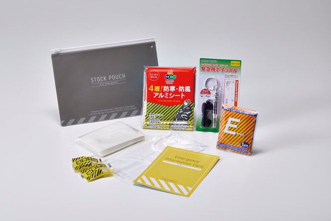 「災害常備ポーチ」セット内容：防災カード、備蓄氷糖（2個）、ポケットティッシュ、非常用簡易トイレ（汚物収納袋＋抗菌性凝固剤）、マスク、ホイッスル、アルミブランケット
