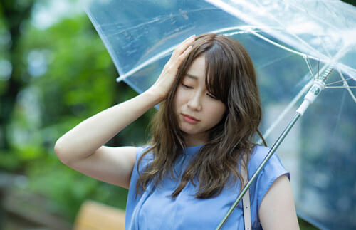 梅雨や台風時の「気象病」…デスクでできるケアツボ3つとストレッチ【鍼灸師が教える】