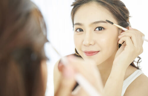 眉色は髪よりワントーン明るめに…髪色別の眉カラー5つ【美髪プロに聞く】