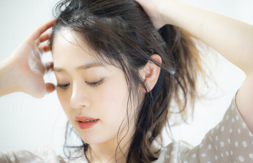 暑いときは髪をまとめたい…簡単ヘアアレンジ2つ【美髪プロが教える】