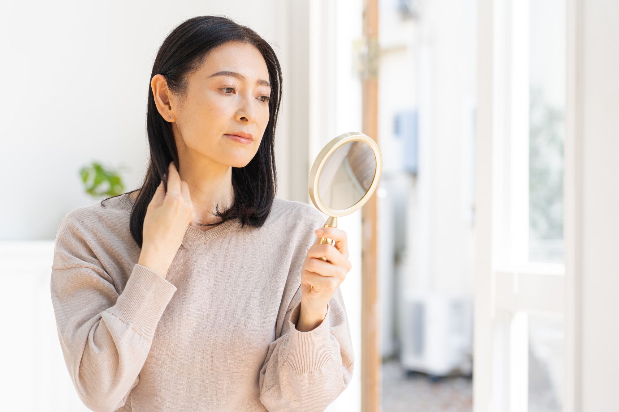40歳を過ぎたら髪のハリ・コシがなくなった…猫毛の悩みケアはどうする？【美髪プロに聞く】