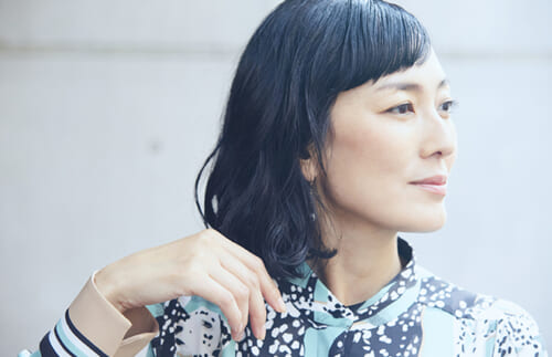 「しんどいときは年下に頼る」若い世代が増えてきた仕事場で板谷由夏がやっていること
