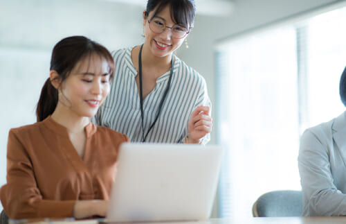 後輩への指導の仕方がわからない! 昭和と令和の世代に挟まれた私たち