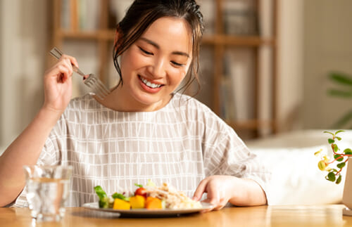 遅い時間帯のほうが血糖スパイクが起こりやすい。糖化ストレスを減らす食事のポイント