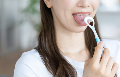 舌磨きで口臭の原因「舌苔」を取り除く…セルフケア法は?【歯学博士に聞く】