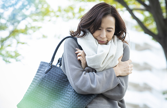 寒暖差アレルギーで鼻水、くしゃみが止まらない…3つのツボでセルフケア【鍼灸師が教える】