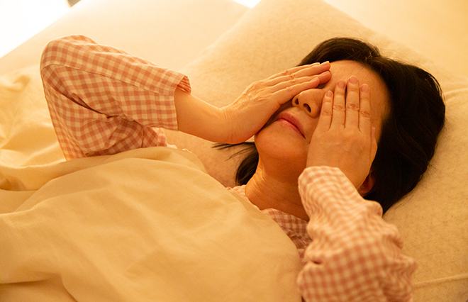 寝つけないのは更年期のせい？　医師に聞く、更年期に関するウソ・ホント