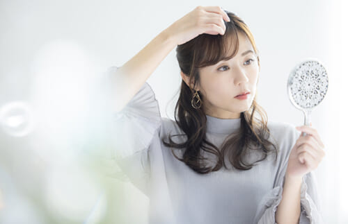 ぴょんぴょん飛び出す「アホ毛」が目立つ！ セルフケア4つ【美髪プロに聞く】