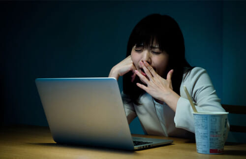 徹夜明けの仕事は、酩酊状態で仕事をしているのと同じ