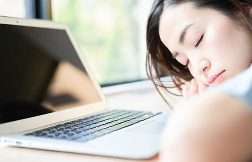 睡眠負債を感じたら取り入れてみたい「パワーナップ」　ポイントと注意点は？