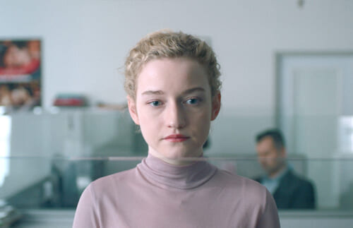 新人アシスタントの24時間を通してあぶり出されるハラスメントの仕組み【映画評】