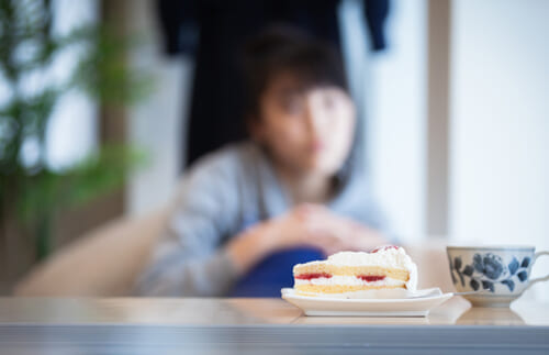 異常なしなのに胃が痛い…食事中の心配ごとが原因？【専門医に聞く】