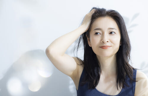 美白髪染めに挑戦②…生え際のリタッチを自分できれいにするコツ【美髪プロに聞く】